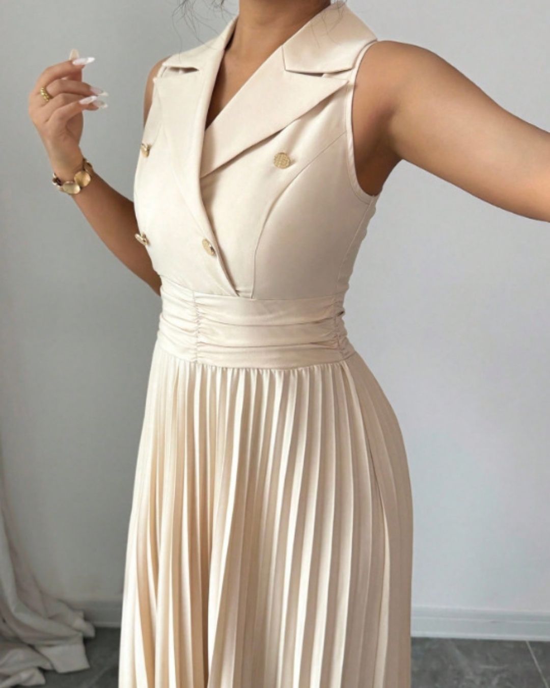 Robe longue plissée Natasha Col tailleur sans manches