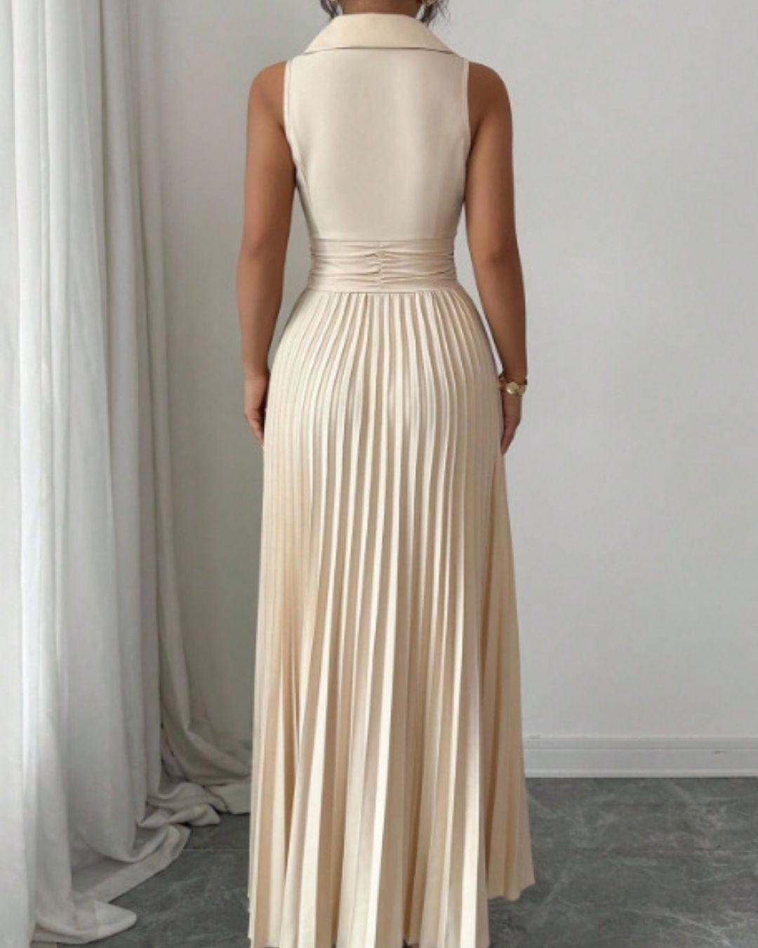 Robe longue plissée Natasha Col tailleur sans manches